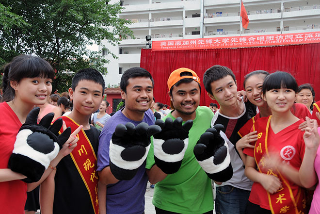 美国加州先锋大学合唱团与我校交流会